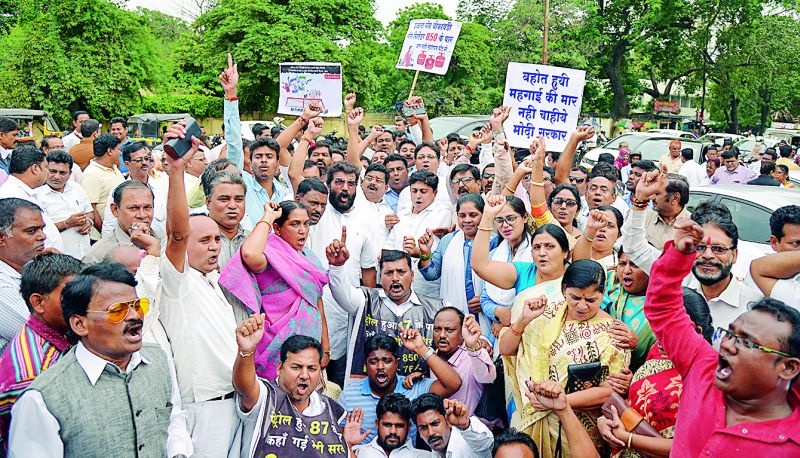 Congress agitation against price hike in Nagpur | नागपुरात  दरवाढीविरोधात काँग्रेसचा भडका 