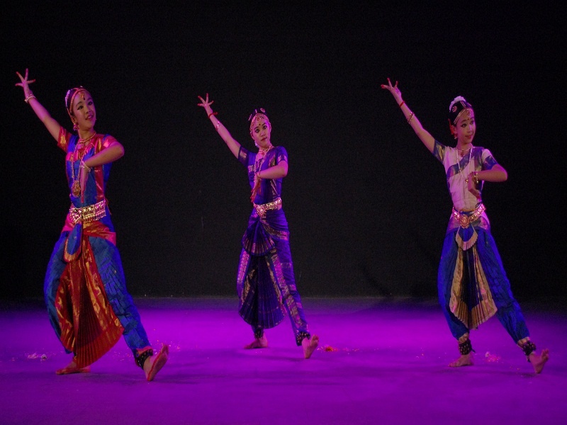 Indian art inventions crosses boundary; Bharatnatyam performed by Chinese students in Aurangabad | सीमेपलीकडचा भारतीय कलाविष्कार; चीनच्या विद्यार्थ्यांनी औरंगाबादमध्ये सादर केले भरतनाट्यम