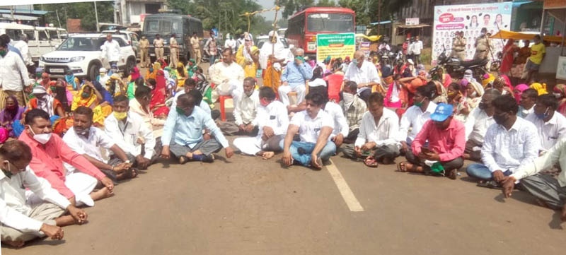 Forgive micro finance loans, block the road at Mahagaon: Janata Dal, Kriti Samiti's agitation | मायक्रो फायनान्सची कर्जे माफ करा, महागाव येथे रास्ता रोको