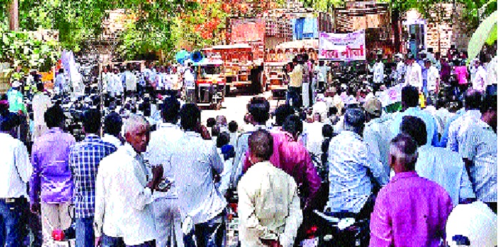 Workers' Front of the Mahankali factory: Provident fund with exhausted salary | महांकाली कारखान्याच्या कामगारांचा मोर्चा: थकीत पगारासह भविष्य निर्वाह निधी