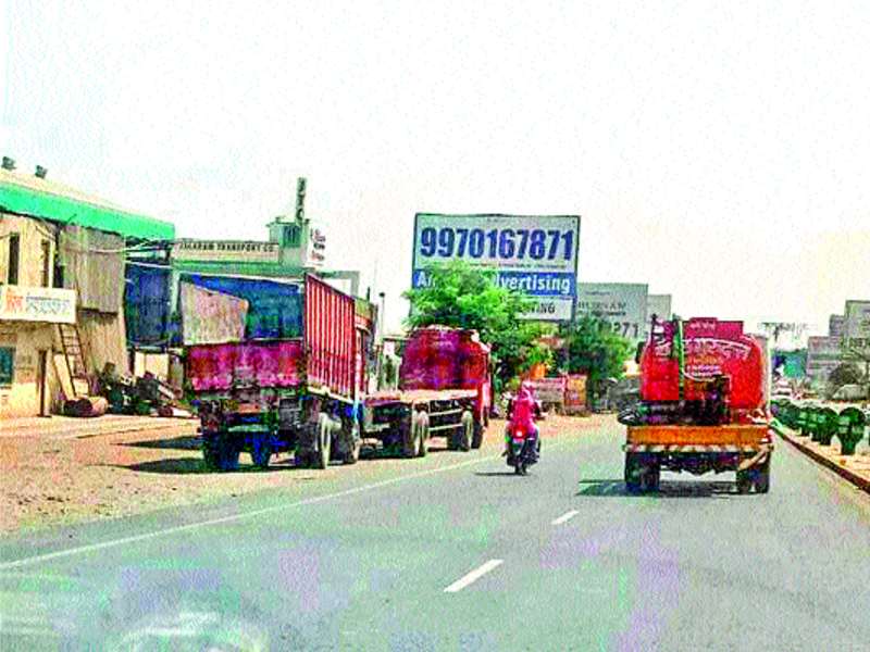 Pune-Nashik: Due to dangerous vehicles, traffic barrier due to highway parking | पुणे-नाशिक : धोकादायक पद्धतीने वाहनांचे पार्र्किं ग, महामार्गालगत पार्किंगमुळे वाहतुकीस अडथळा