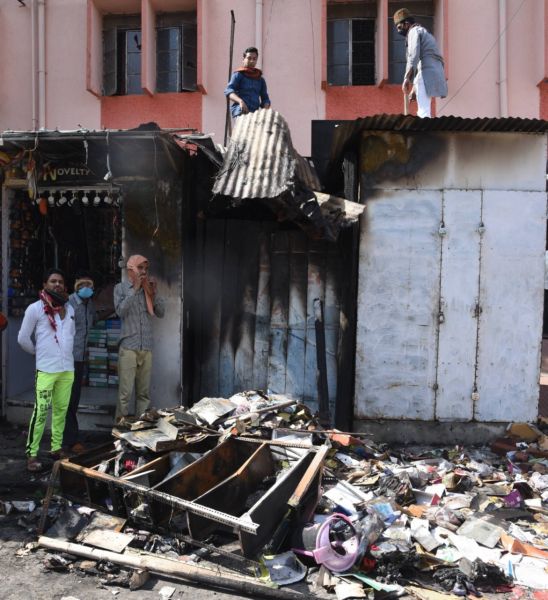 Three shops at Mahal in Nagpur caught fire | नागपुरातील महाल येथील तीन दुकानांना आग