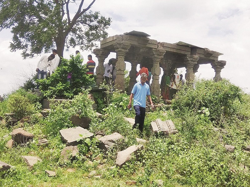 excavation of the ancient palace for secrete money in Usmanabad | गुप्तधनासाठी खोदला पुरातन कलावंतिणीचा महाल