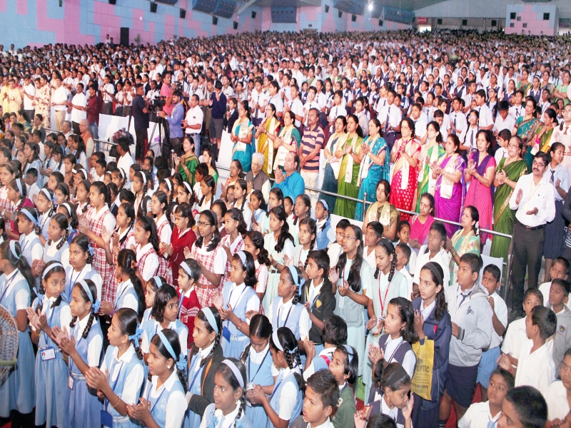 Thousands of students from Pune, | पुण्यात हजारो विद्यार्थ्यांनी केलं सामुहिक अथर्वशीर्ष पठण