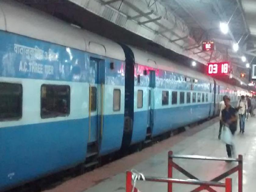 One reserved coach of Kolhapur-Mumbai Kolhapur Mahalakshmi Express reduced from Saturday | महालक्ष्मी एक्स्प्रेसचा एक आरक्षित डबा शनिवारपासून कमी, रेल्वे संघटना आक्रमक 
