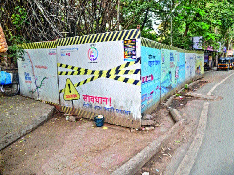 Encroachment on Mahamatro's footpath, pedestrians have trouble | महामेट्रोचे फुटपाथवर अतिक्रमण, पादचाऱ्यांना त्रास