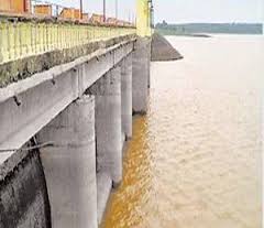 Akola: the base reached by the great corridor; Only 16.79 percent water storage in dam! | अकोला : महान धरणाने गाठला तळ; धरणात केवळ १६.७९ टक्केच जलसाठा!