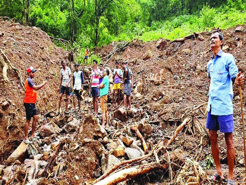 landslide in Mahanwadi | महानवाडीत दरड कोसळल्याने नुकसान, आठ शेतकऱ्यांना फटका