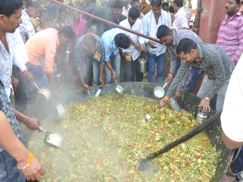 Video: Maha Prasad's distribution of 150 quintals of vegetables in Sarang Swami Yatra | Video : सारंग स्वामी यात्रेत १५० क्विंटल भाजीच्या महाप्रसादाचे वाटप