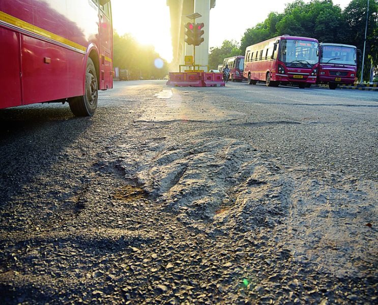Dig out new Maharajbag road at Nagpur | नागपुरातील नवीन कोरा महाराजबाग रोडही खोदला
