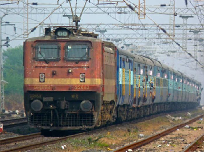Maharashtra Express will depart from Wardha instead of Gondia: inconvenience of passengers | महाराष्ट्र एक्स्प्रेस गोंदियाऐवजी वर्ध्यावरून सुटणार  : प्रवाशांची गैरसोय