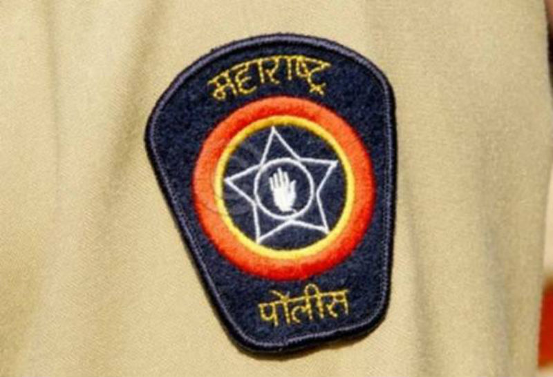 Latur's assistant police inspector was robbed near Sangoli | लातूरच्या सहायक पोलीस निरीक्षकाला सांगोल्याजवळ लुटले