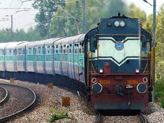 Railway passengers in Solapur are inconvenienced due to closure of passenger trains | पॅसेंजर गाड्या बंद असल्यामुळे सोलापुरातील रेल्वे प्रवाशांची होतेय गैरसोय