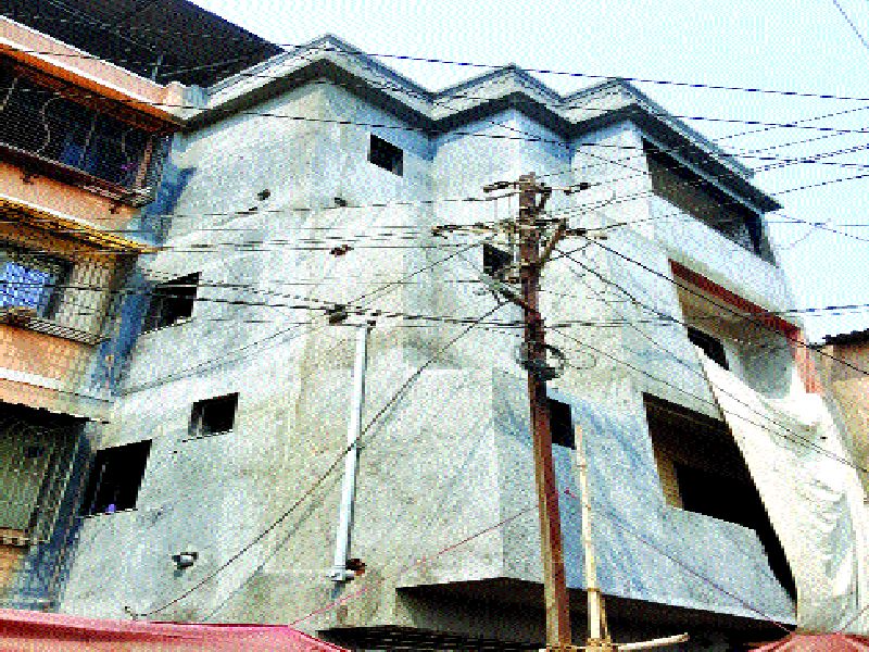 Ambernath Municipality: Protection of officers in illegal buildings | अंबरनाथ नगरपालिका : बेकायदा इमारतीला अधिकाºयांचे संरक्षण