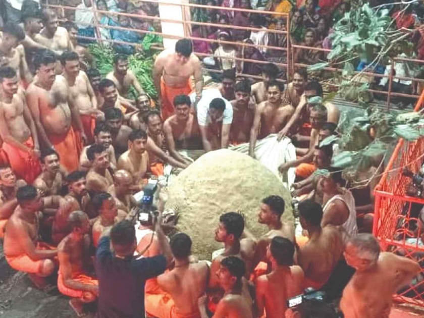 Maharoth of 10 quintals of 70 kgs was produced at Palashi Jhansi | पळशी झाशी येथे बनला १० क्विंटल ७० किलोचा महारोठ