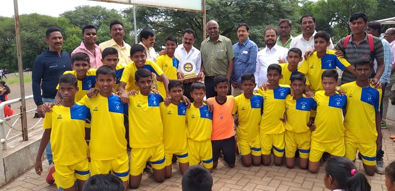 Maharashtra's high school in Kolhapur, Maharashtra's high school, has dominated | फुटबॉल ची ‘महा’ शाळा, कोल्हापूरच्या महाराष्ट्र हायस्कूलचा राज्यातही दबदबा