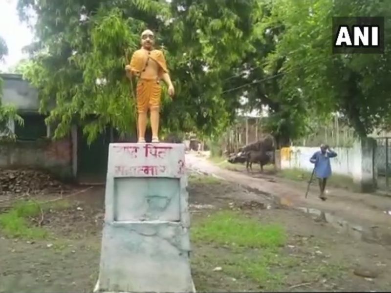 mahatma gandhi statue saffronise bhagwa up shahjahanpur bjp yogi govt | योगींच्या राज्यात आंबेडकरांनंतर आता महात्मा गांधींचंही भगवेकरण