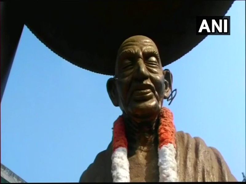 A statue of Mahatma Gandhi in Uttar Pradesh | उत्तर प्रदेशात महात्मा गांधी यांच्या पुतळ्याची विटंबना