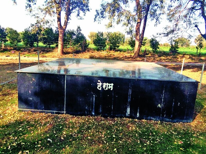 Telhara: The remains of Mahatma Gandhi are held in Hikarkhed | तेल्हारा : हिवरखेड येथे जपल्या आहेत महात्मा गांधींच्या स्मृती