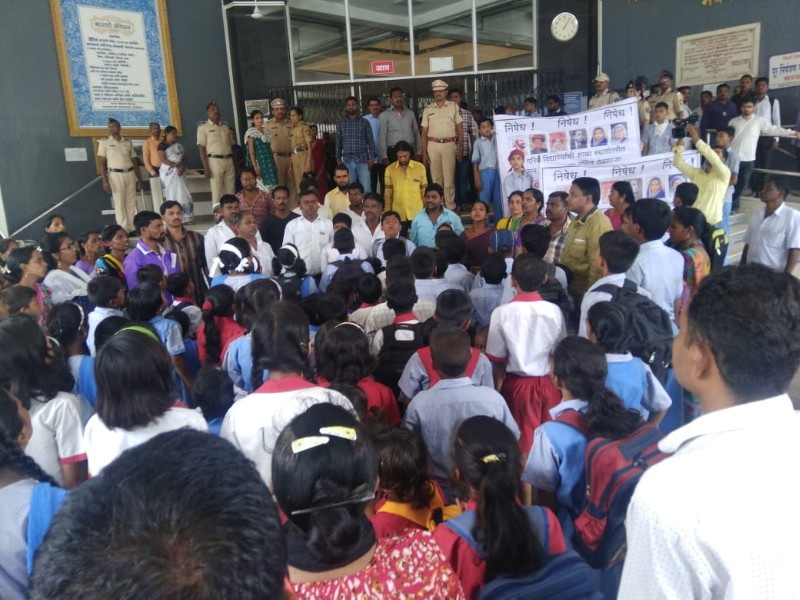 Mahatma Phule School transfer in other place in Pimpri-Chinchwad opposes | पिंपरी-चिंचवड मधील महात्मा फुले शाळा स्थलांतराला विरोध 
