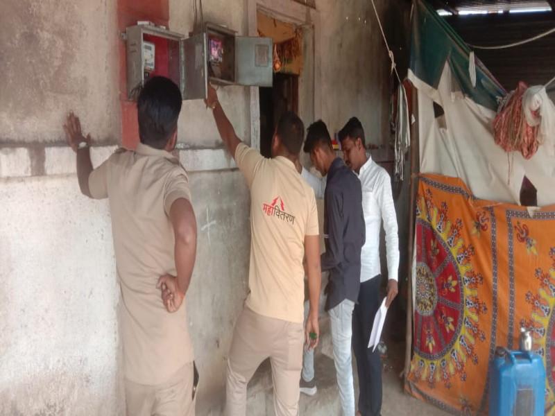 mahavitaran power thieves in shirur Action against 40 people from village | Mahavitaran : शिरूरमध्ये वीज चोरणाऱ्यांना महावितरणचा शॉक; 'या' गावातील ४० जणांवर कारवाई