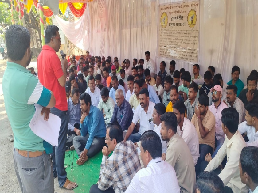 Employees protest in front of Mahavitaran office in Sangli for the demands of contract electricity workers | Sangli: कंत्राटी वीज कामगारांच्या संपामुळे वीजपुरवठा विस्कळीत, ५ मार्चपासून बेमुदत काम बंद