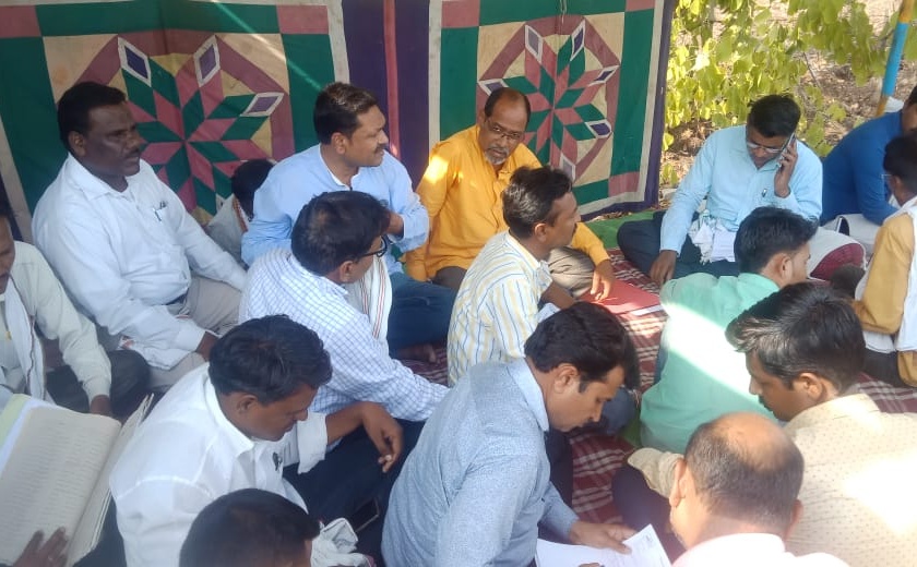 There was a continuous hunger strike by the electricity workers in Washim | वाशिम येथील वीज कर्मचाऱ्यांचे साखळी उपोषण सुरूच