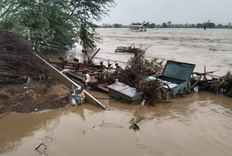Heavy rains hit MSEDCL, leaving many villages in darkness | मुसळधार पावसाचा महावितरणला फटका, शेकडो विद्युत खांब पडले