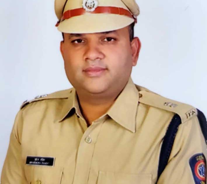  Mr. Mahendra Pandit of Sinnar has the honor of the Director General of Police | सिन्नरचे महेंद्र पंडित यांना पोलीस महासंचालकांचे सन्मानचिन्ह