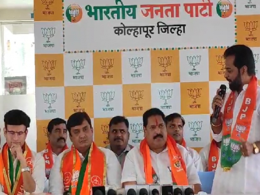 BJP leader Mahesh Jadhav's impromptu speech in front of Sanjay Mandlik during the meeting of workers | Lok sabha 2024: संजय मंडलिक 'भेटी'साठी आले, भाजप नेत्याने चांगलंच सुनावलं -video