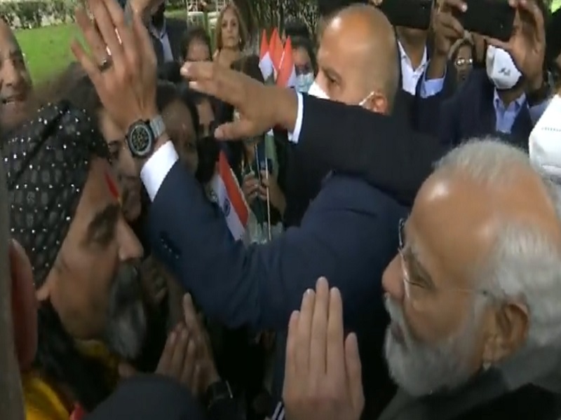Narendra Modi Italy Visit; Modi met indians in Rome, talked in marathi and gujrati | VIDEO: इटली दौऱ्यावर गेलेले पंतप्रधान नरेंद्र मोदी माही गुरुजींशी मराठीत बोलतात तेव्हा...