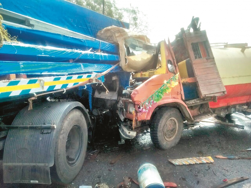 Two people were killed and three seriously injured in a tanker, truck accident in Mahijalgongaon | माहिजळगाव येथे टँकर, ट्रक अपघातात २ जण ठार, तीन गंभीर जखमी