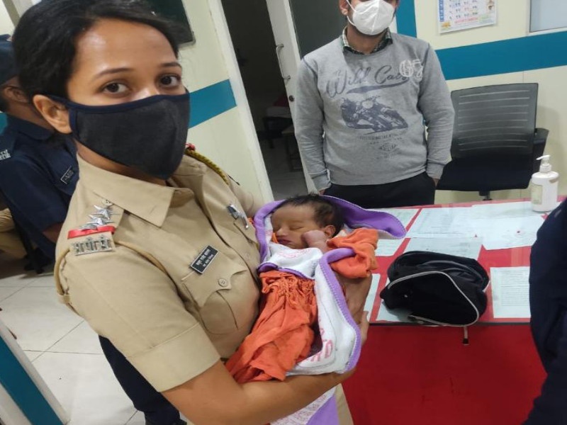 Not much to appreciate! mother 'thrown baby in the dustbin by a female police officer who gave her life | करावं तेवढं कौतुक कमीच! जन्मदात्री'ने कचराकुंडीत फेकले अन् महिला पोलीस अधिकाऱ्याने जीवदान दिले 