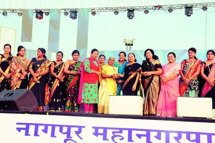 Women should become jobs creators: Kanchanatai Gadkari | महिलांनो नोकरी देणाऱ्या बना : कांचनताई गडकरी