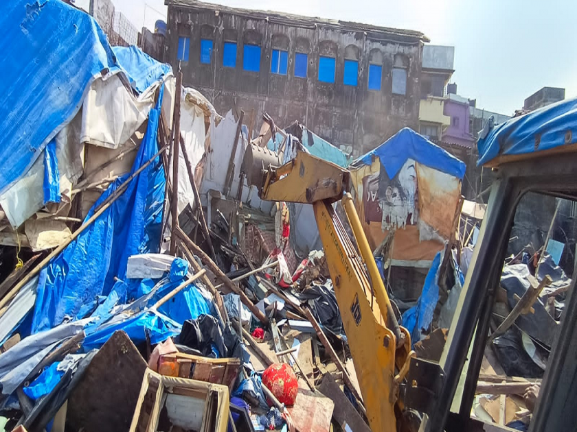 50 unauthorized huts in the area of Mahim Chowpatty demolished! | माहीम चौपाटी परिसरातील ५० अनधिकृत झोपड्या जमीनदोस्त!