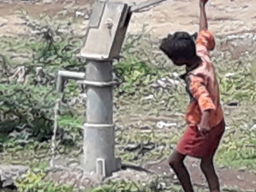 Hand pump puffed up at Mahindal in Bhadgaon taluka | भडगाव तालुक्यातील महिंदळे येथे हातपंप झाले प्रवाहित