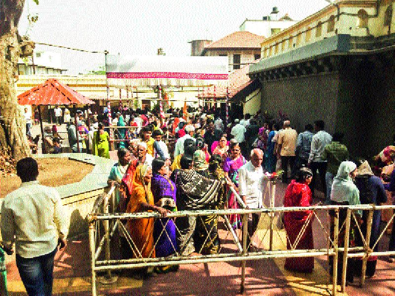  The crowd of devotees to see Chintamani | चिंतामणीच्या दर्शनासाठी भाविकांची गर्दी  