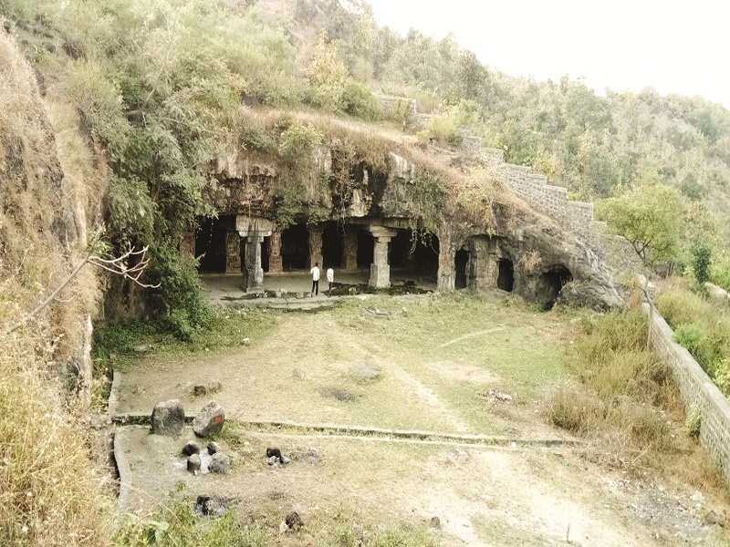 Pandav caves of Mahur are orphan; Ignore the convenience of the Archeology Department | माहूरची पांडव लेणी अनाथ;  पुरातत्त्व विभागाकडून सोयी-सुविधा पुरविण्याकडे दुर्लक्ष