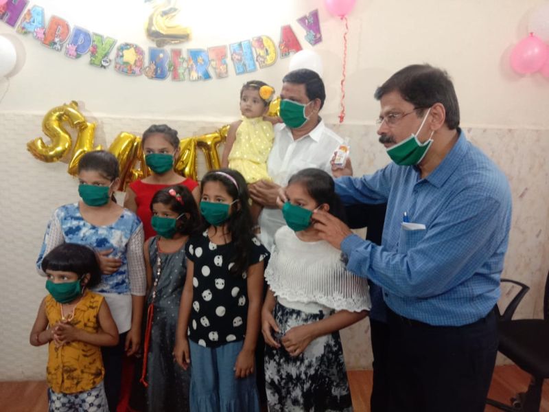 Coronavirus: Mask, sanitizer sharing on his Daughter birthday; Social commitment of MNS leader Mahesh Kadam mac | Coronavirus: मास्क, सॅनेटायझर वाटून लेकीचा वाढदिवस साजरा; मनसेच्या नेत्याची सामाजिक बांधिलकी