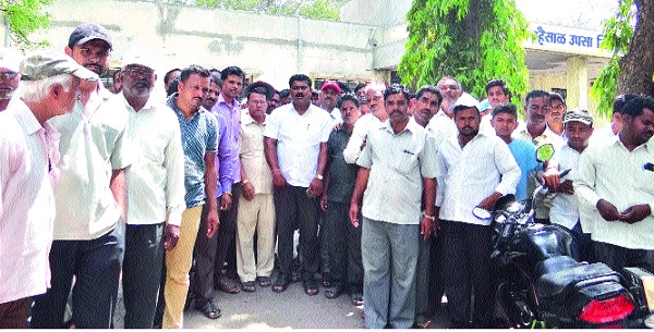 Farmers loaded files in 'Irrigation', 'Mhaysal' water issue raised | शेतकऱ्यांनी ‘पाटबंधारे’त फायली भिरकावल्या, ‘म्हैसाळ’चा पाणी प्रश्न पेटला