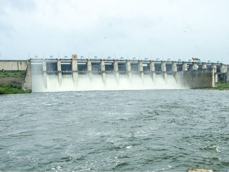 Heavy presence of return rain; 11 gates of Majalgaon dam opened | परतीच्या पावसाची जोरदार हजेरी; माजलगाव धरणाचे ११ गेट उघडले