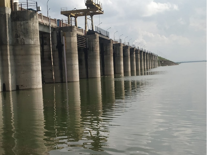 by Return showers Majalgaon dam filled 95 percent | परतीच्या पावसाने दिला दिलासा; मृतसाठ्यातील माजलगाव धरण ९५ टक्के भरले