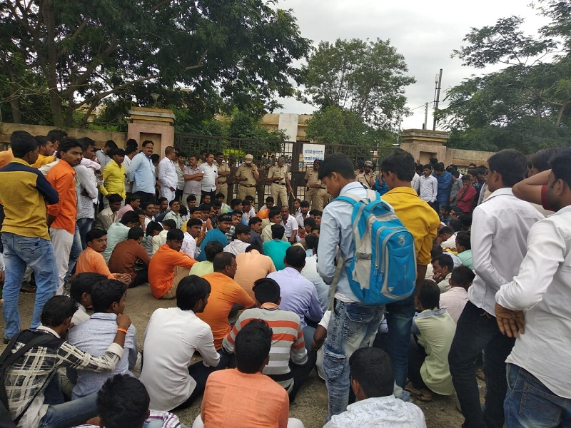 ChakkaJam movement for Maratha reservation in Majalgaon | माजलगावात मराठा आरक्षणासाठी चक्का जाम आंदोलन 