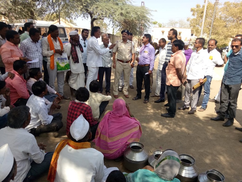 Dharmawadi villagers demand for tanker; Panchayat Samiti blames Tehsil office | टँकरच्या मागणीसाठी धर्मेवाडी ग्रामस्थांची फरफट; पंचायत समितीचे तहसील कार्यालयावर खापर