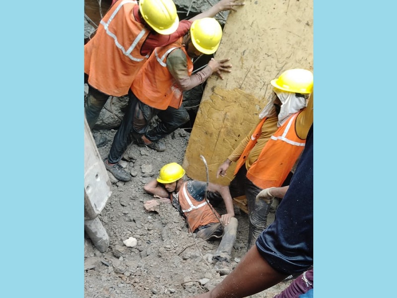Workers get stuck under a mound of mud while construction of a building is underway in Pune; Success in getting out after 2 hours of effort | पुण्यात इमारतीचं बांधकाम सुरु असताना मातीच्या ढिगाऱ्याखाली अडकला मजूर; २ तासाच्या प्रयत्नानंतर बाहेर काढण्यात यश