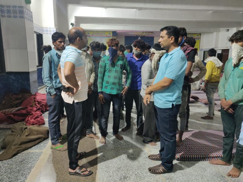 60 workers from Hyderabad stopped in Akola | हैदराबादहून आलेल्या ६० मजुरांना अडविले अकोल्यात!