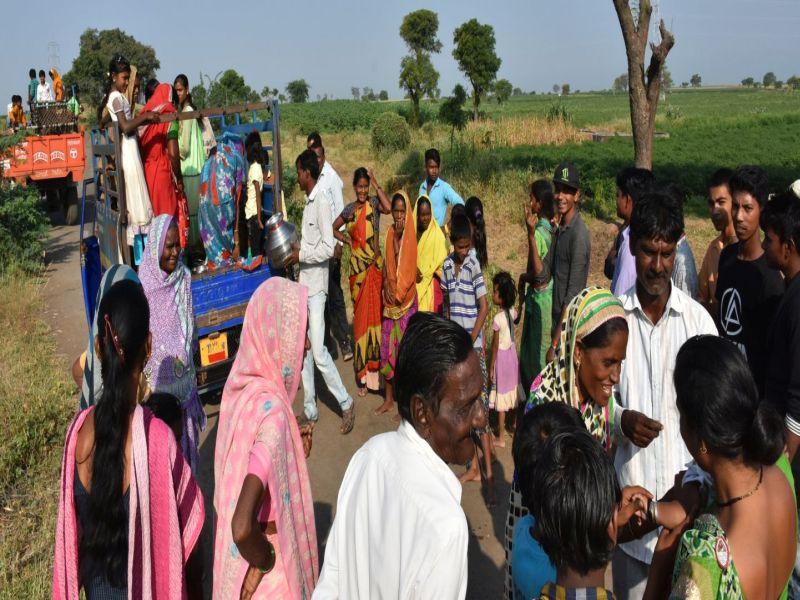 Migration of laborers to Nandurbar due to drought situation | दुष्काळी स्थितीमुळे नंदुरबारात मजुरांचे स्थलांतर