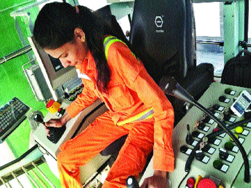  For the first time female operators in JNPT BMCT port | जेएनपीटी बीएमसीटी बंदरात पहिल्यांदाच महिला आॅपरेटर