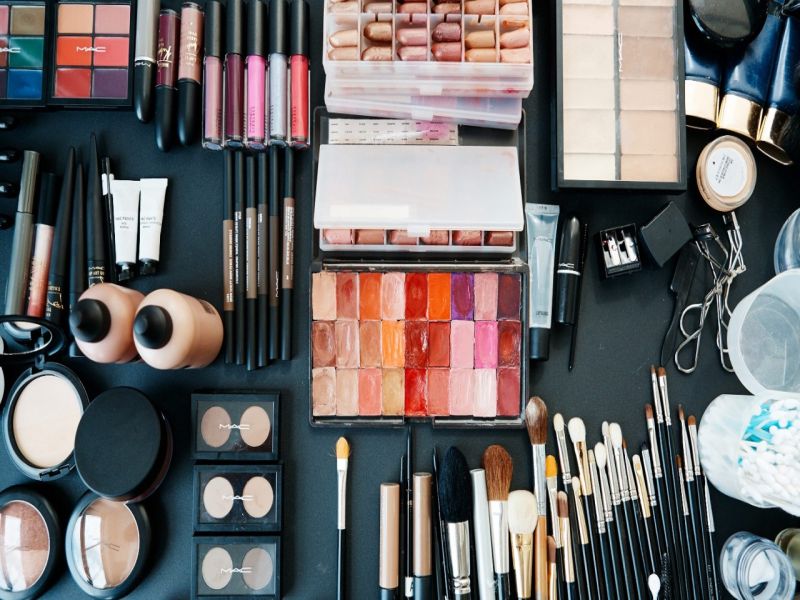 points to remember before buying your makeup products online | मेकअप प्रोडक्ट्सची ऑनलाईन शॉपिंग करताना 'या' गोष्टी तपासून पहा!