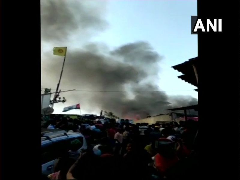 Fire breaks out at Malwani malad | मालाडमधील मालवणीमध्ये झोपडपट्टीला भीषण आग